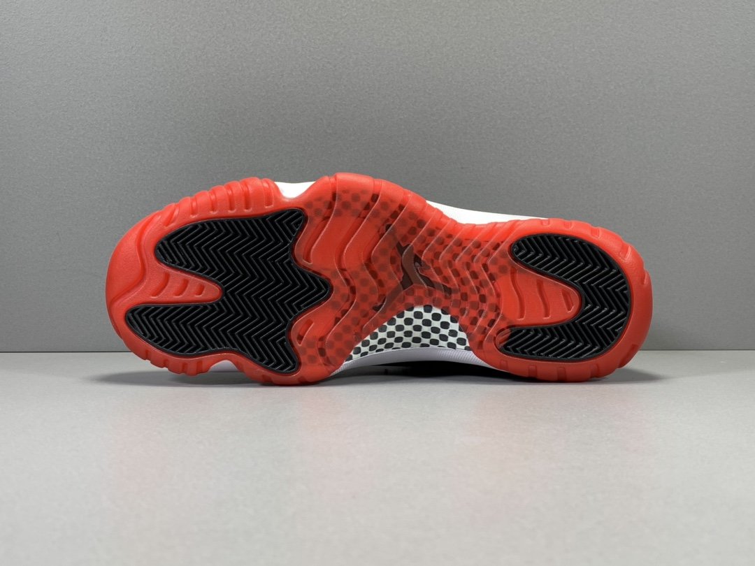 Air Jordan 11 Retro Playoffs Bred (2019)