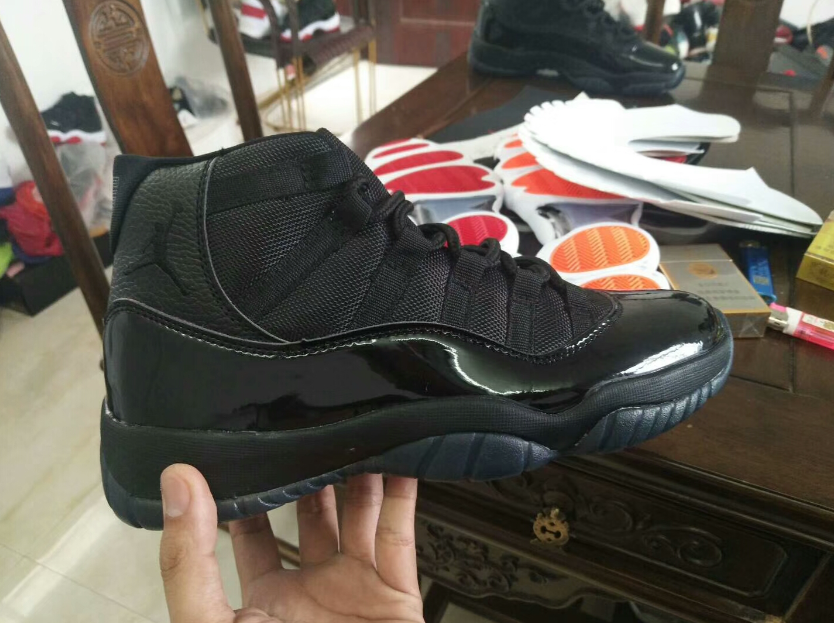 Air Jordan 11 Full Black