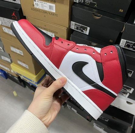 Air Jordan 1 Mid Black Red