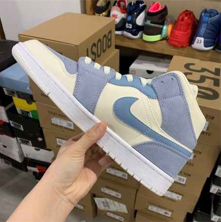 Air Jordan 1 Mid Paris