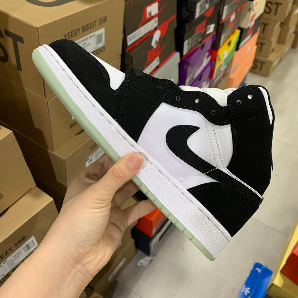 Air Jordan 1 Mid SE Panda Splashing