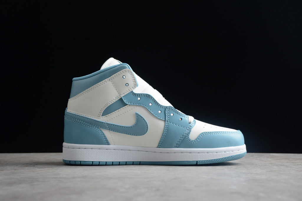 Air Jordan 1 Mid UNC 2022