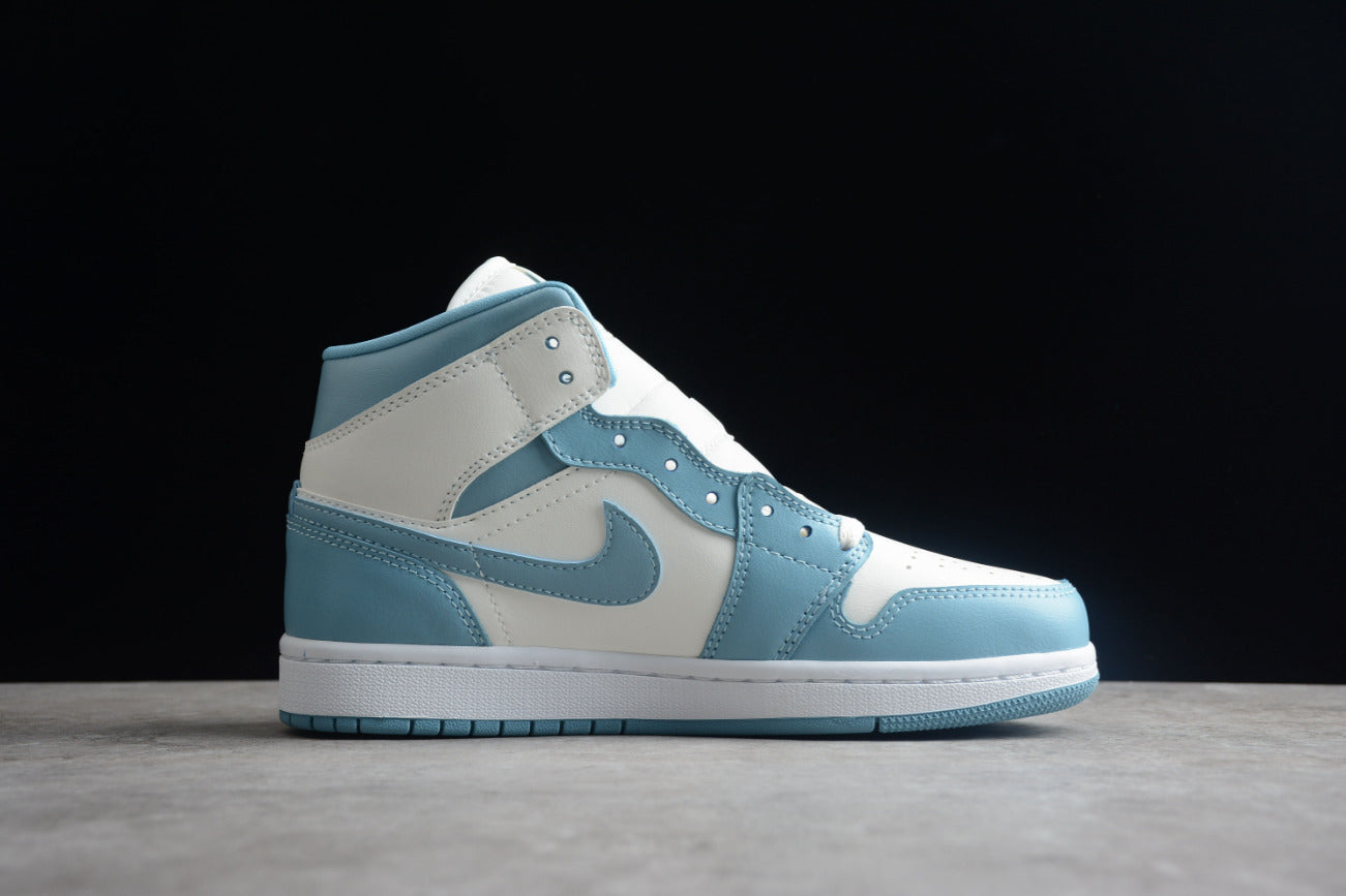 Air Jordan 1 Mid UNC 2022