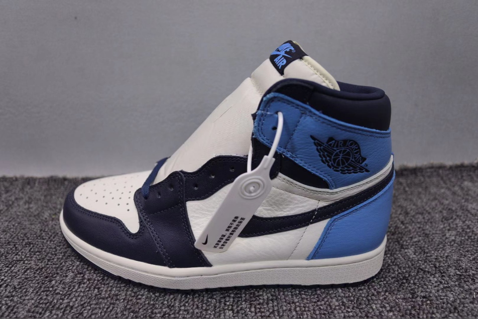 Air Jordan 1 Retro High OG Obsidian UNC