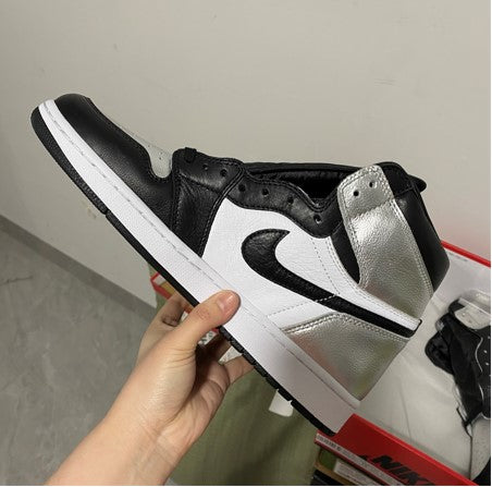 Air Jordan 1 WMNS “Silver Toe”