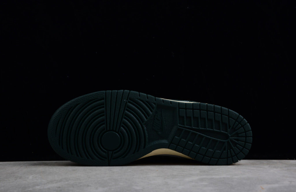 NK Dunk Low “Vintage Green”