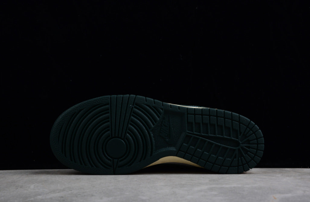 NK Dunk Low “Vintage Green”