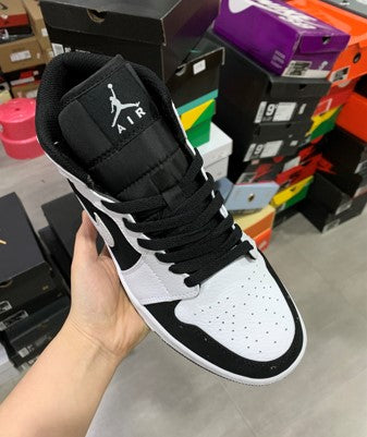 Air Jordan 1 Mid Black White