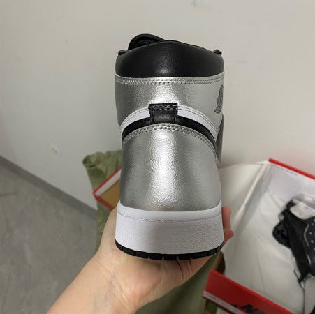 Air Jordan 1 WMNS “Silver Toe”