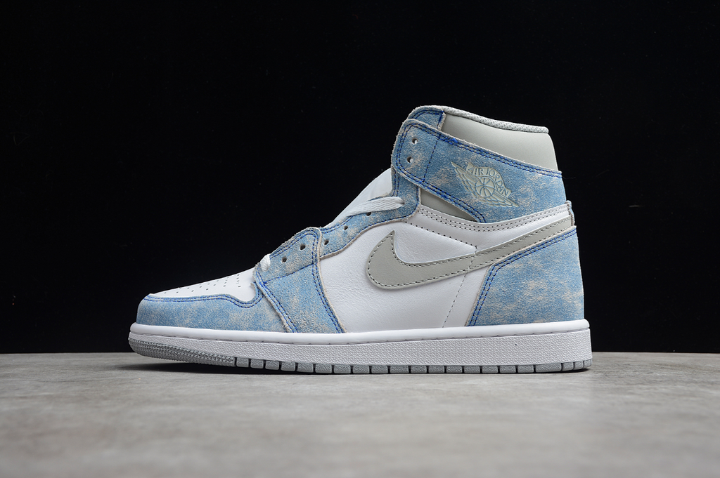 Air Jordan 1 Retro High OG Hyper Royal