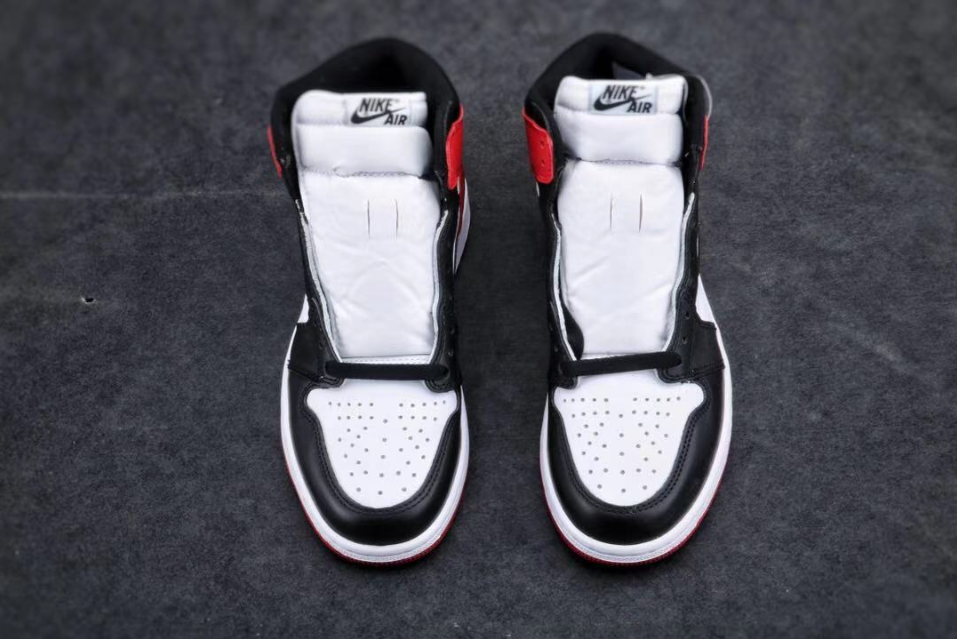 Air Jordan 1 Chicago Black