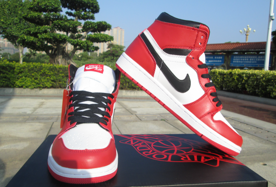 Air Jordan 1 Retro Chicago Red White
