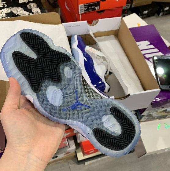 Air Jordan 11 WMNS Low Concord