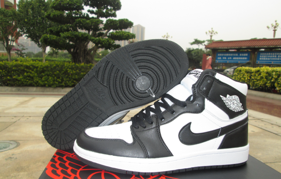 Air Jordan 1 Retro High OG Black White