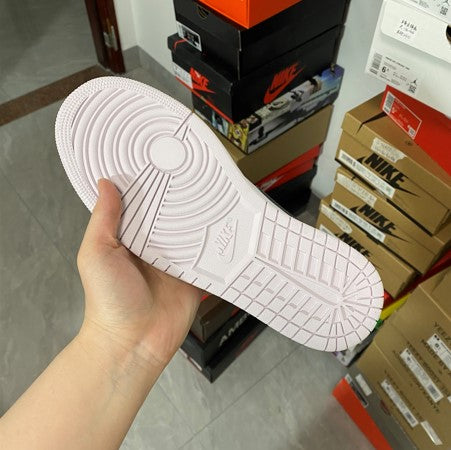 Air Jordan 1 Mid SE Pink