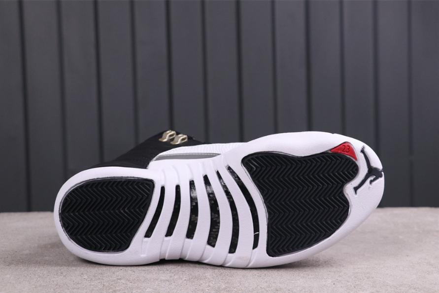 Air Jordan 12 Playoffs 2022