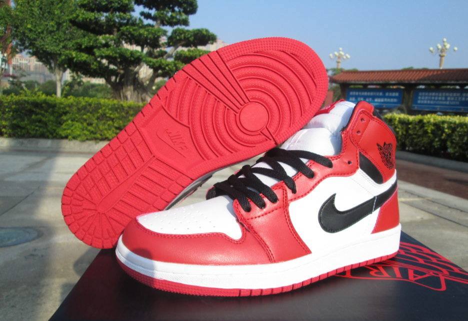 Air Jordan 1 Retro Chicago Red White