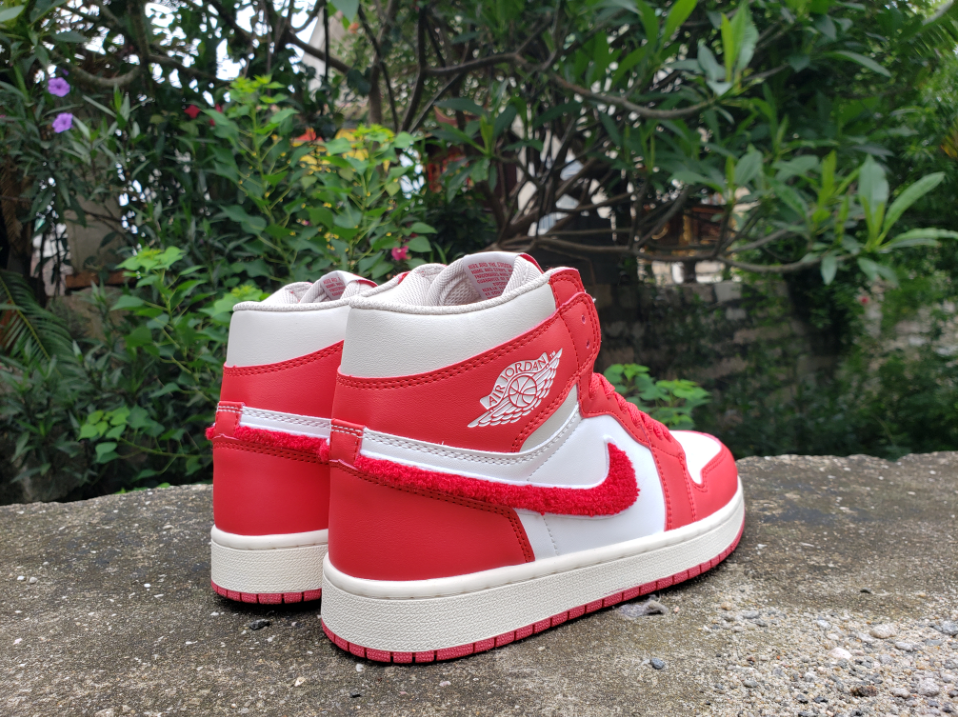 Air Jordan 1 Mid Habanero Red