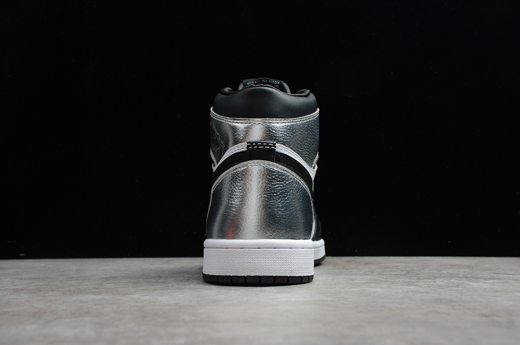 Air Jordan 1 High OG WMNS“ Silver Toe”