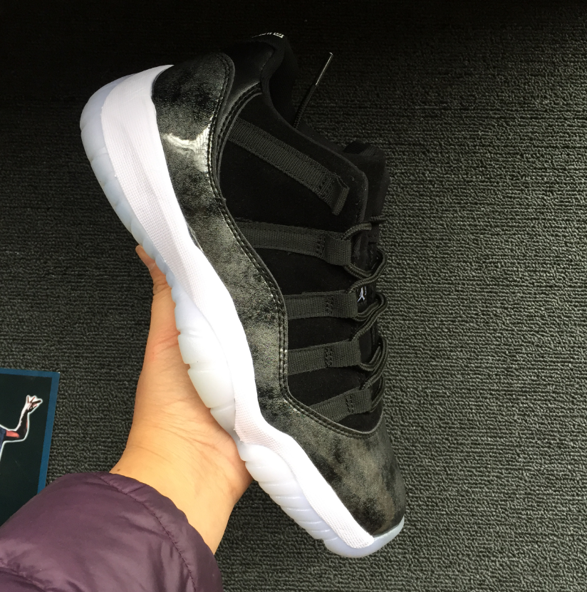 Air Jordan 11 Low Barons