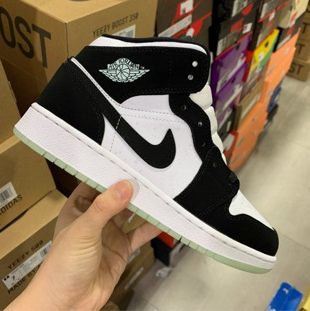 Air Jordan 1 Mid SE Panda Splashing