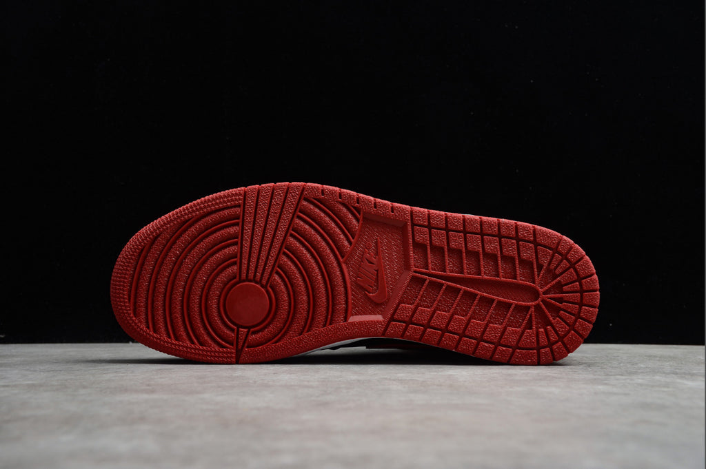Air Jordan 1 Mid “Bred”