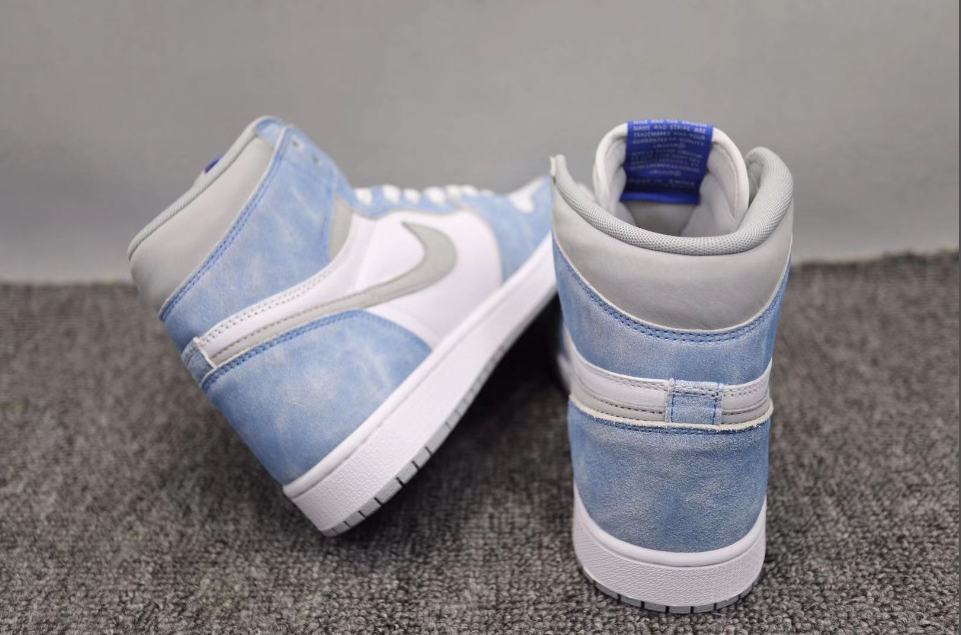Air Jordan 1 Retro High Hyper Royal