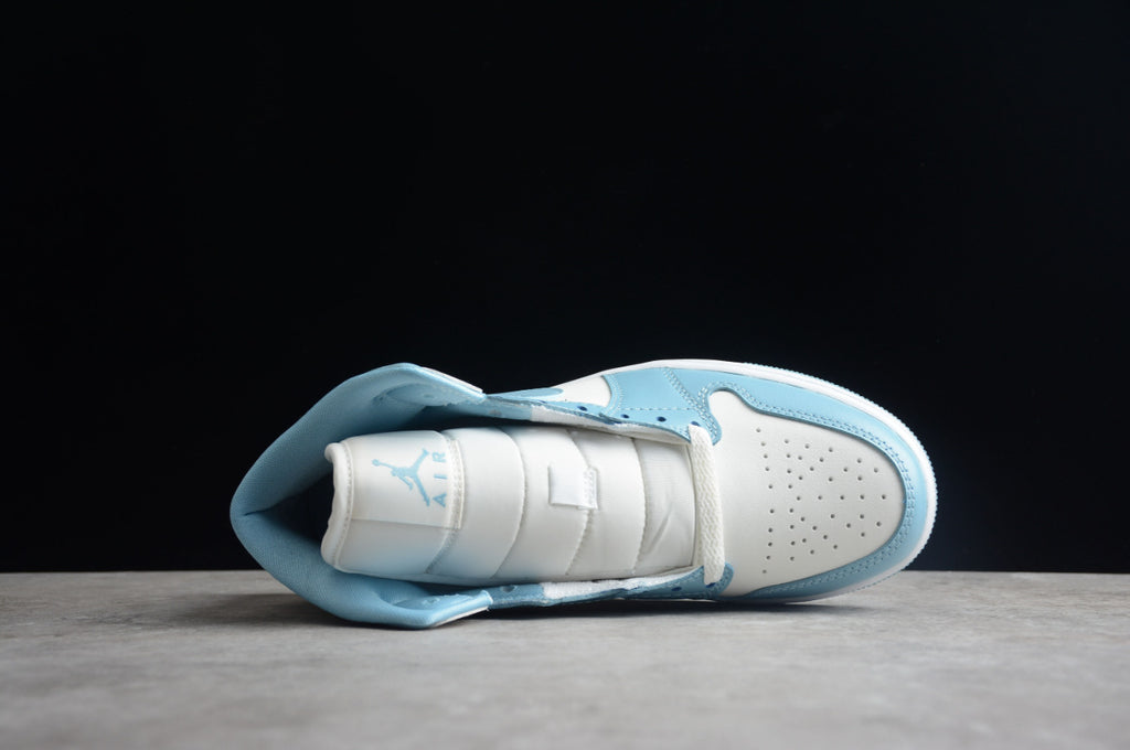 Air Jordan 1 Mid UNC 2022