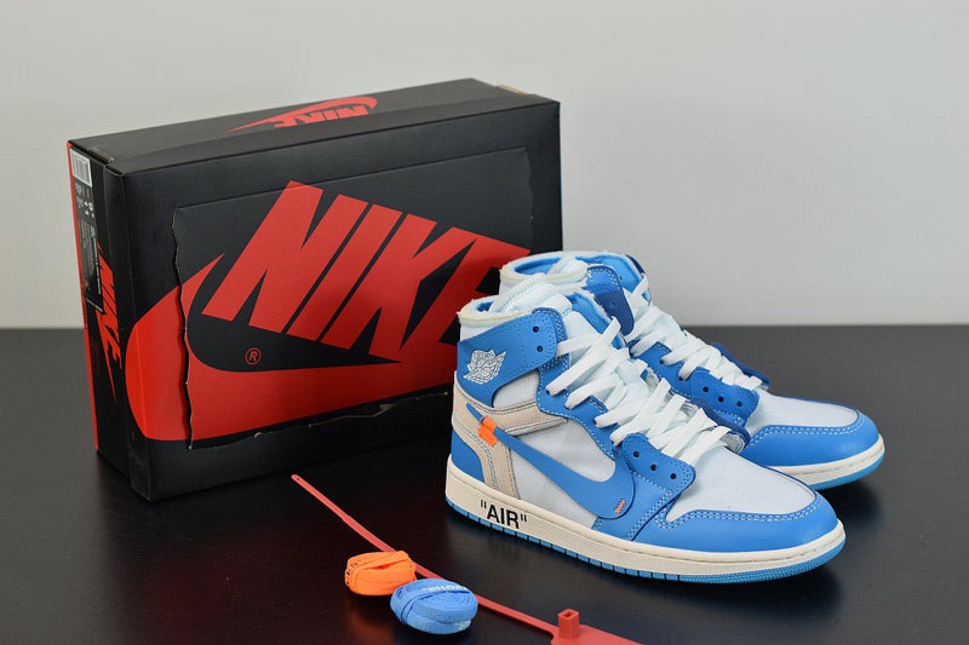 Air Jordan 1 Retro High Off-White University Blue