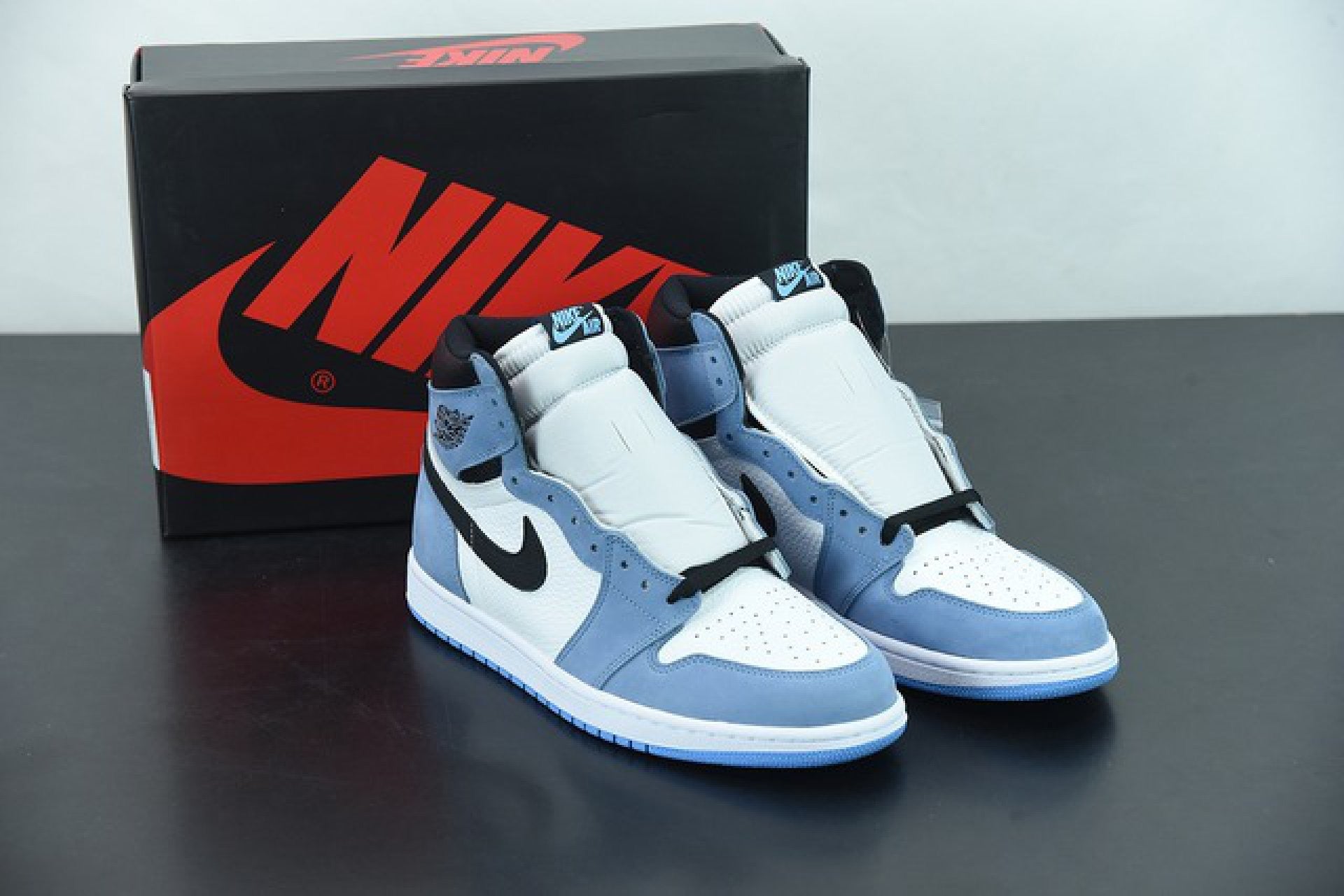 Air Jordan 1 Retro High OG University Blue