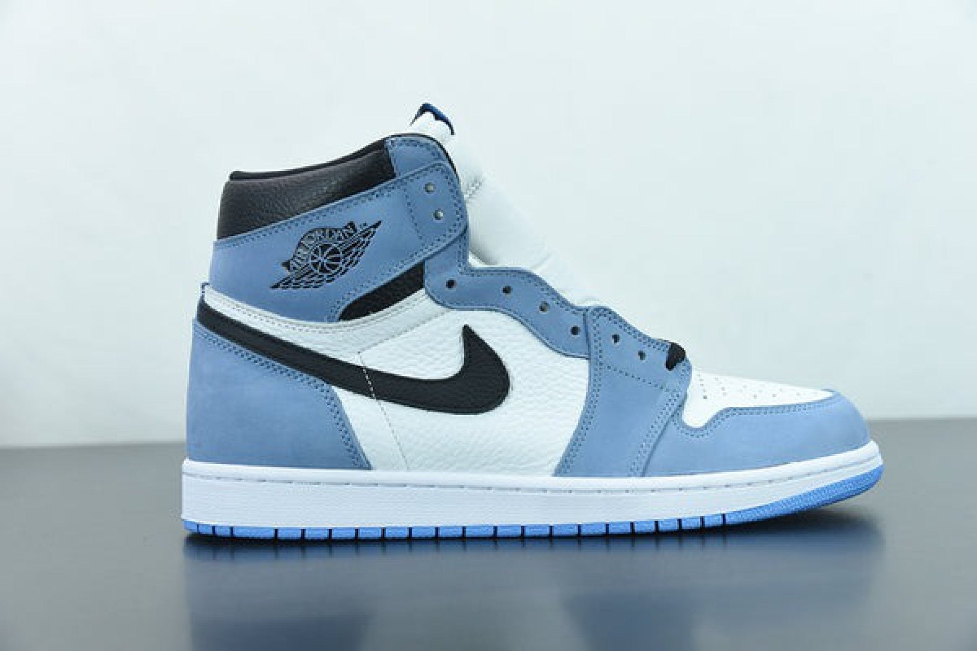 Air Jordan 1 Retro High OG University Blue