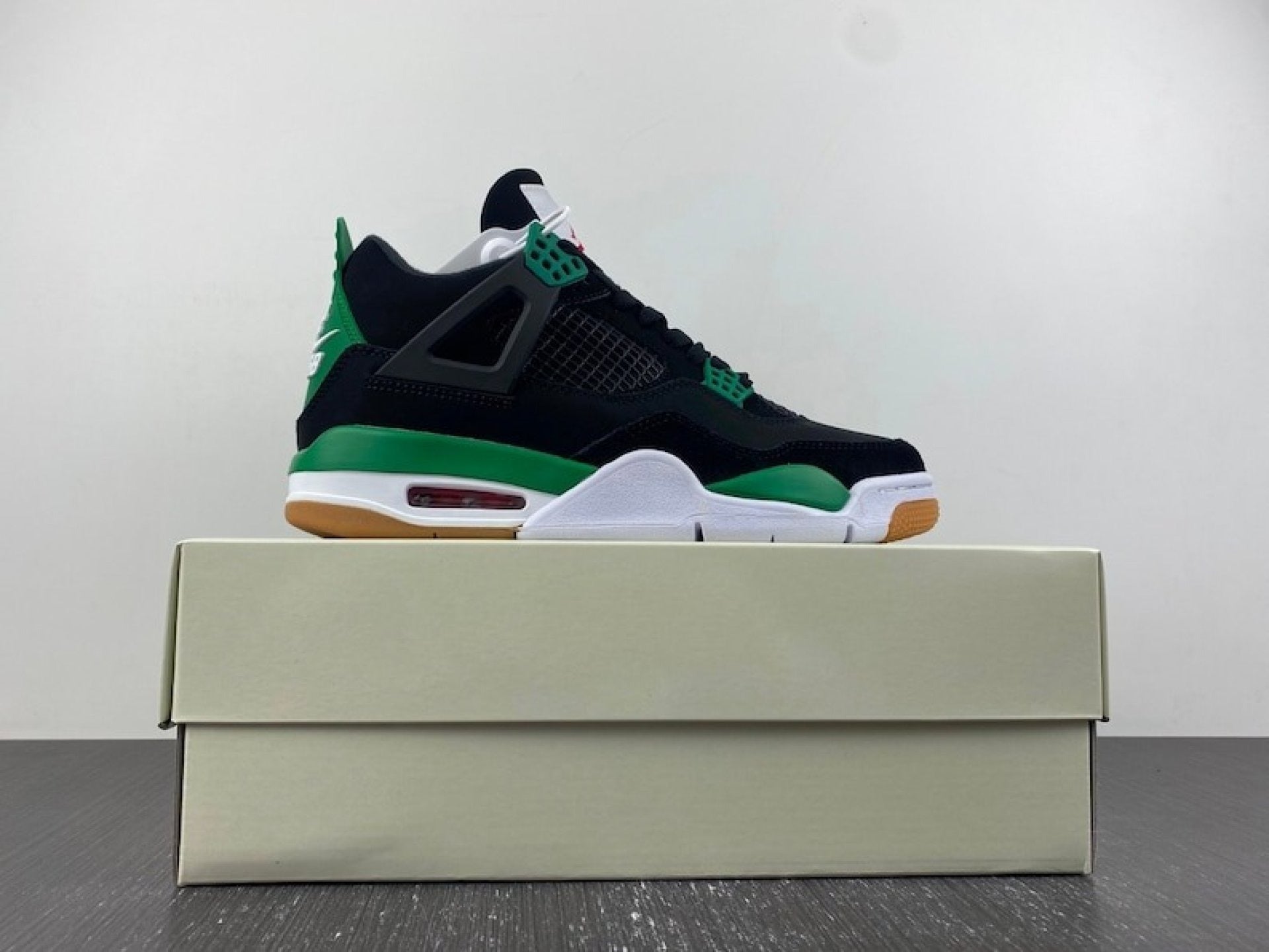 Air Jordan 4 Retro SB Black & Green Unisex Sneaker