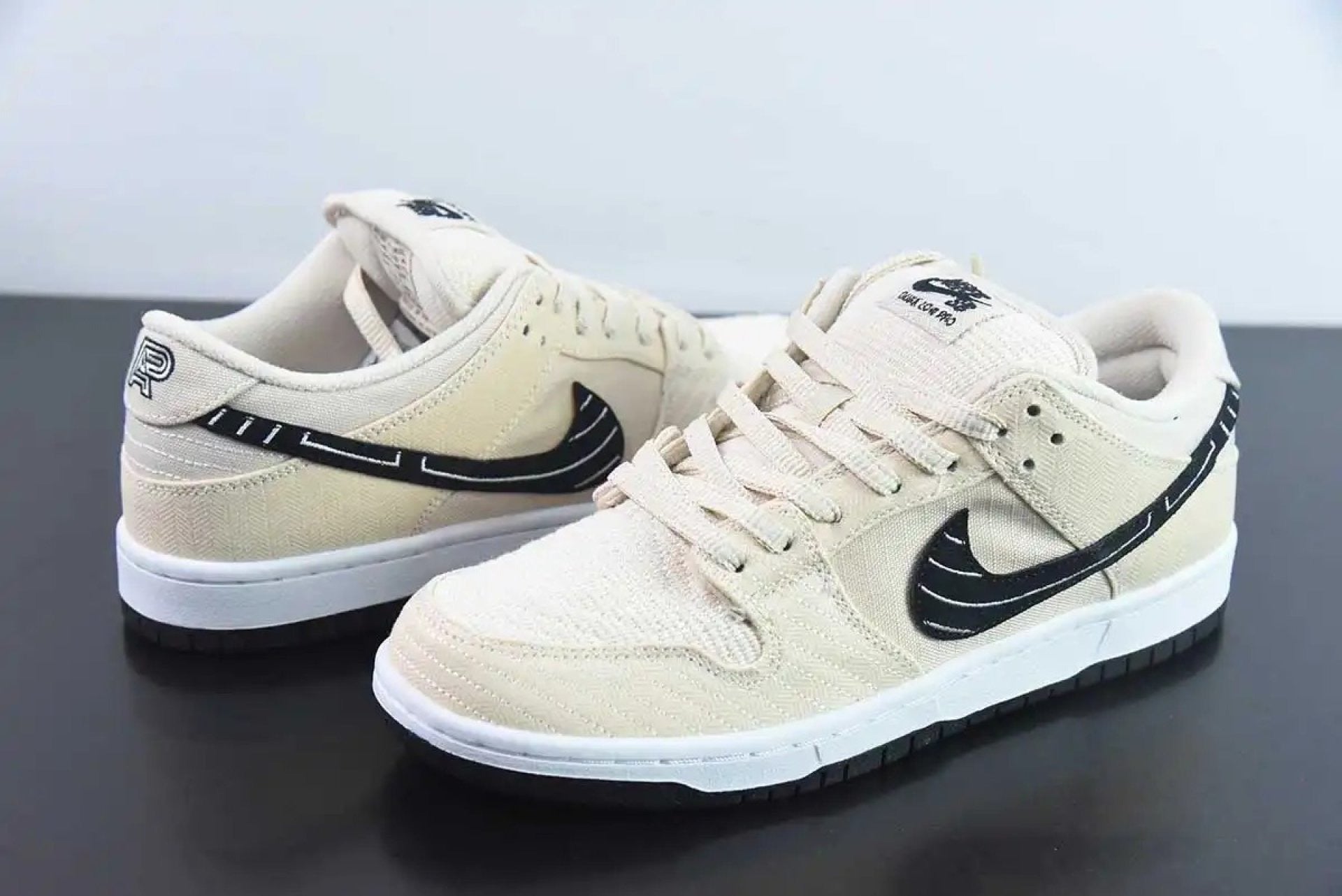 SB Dunk Low Albino & Preto