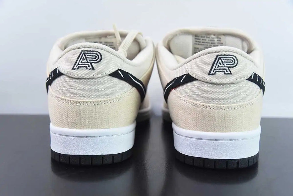 SB Dunk Low Albino & Preto