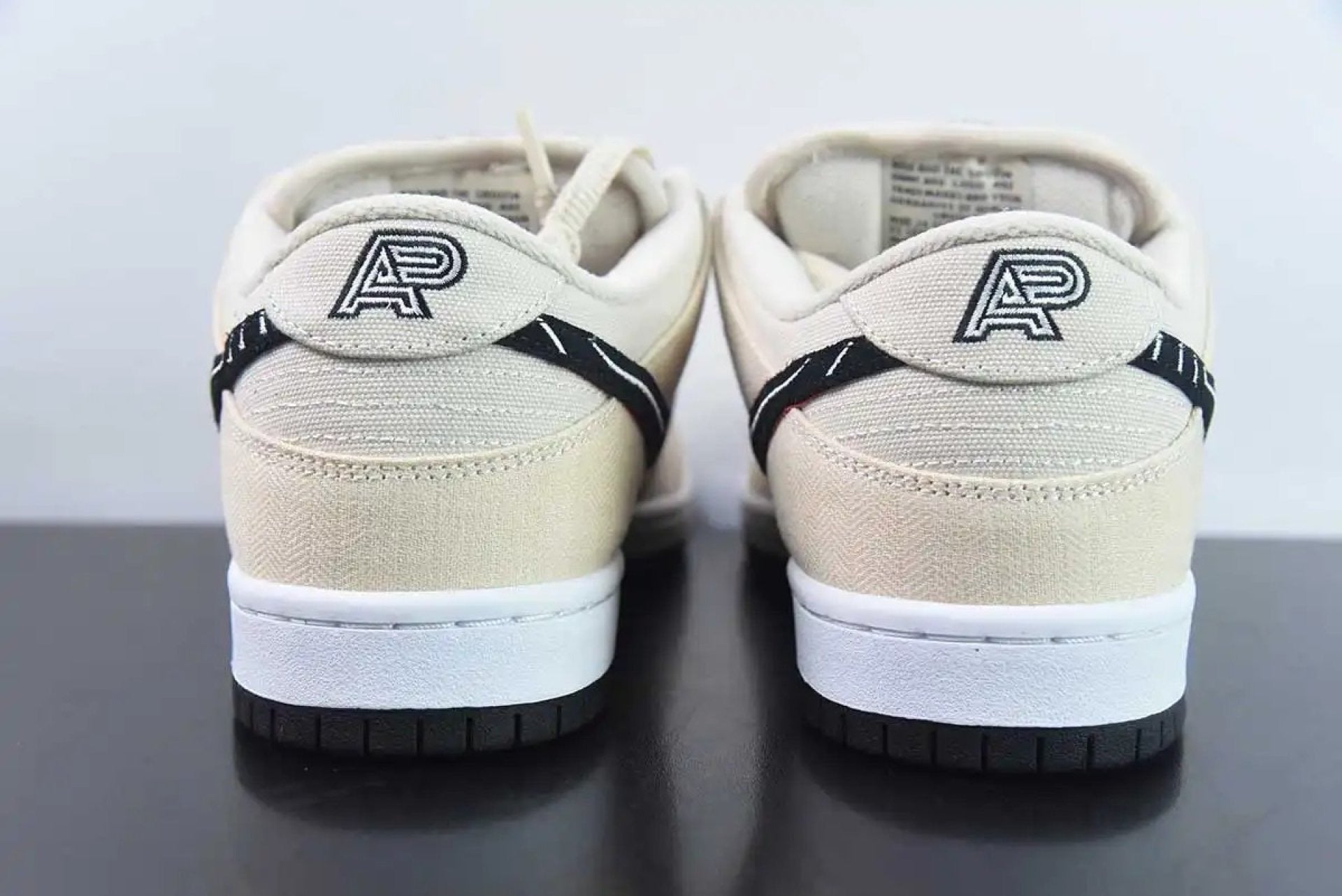 SB Dunk Low Albino & Preto