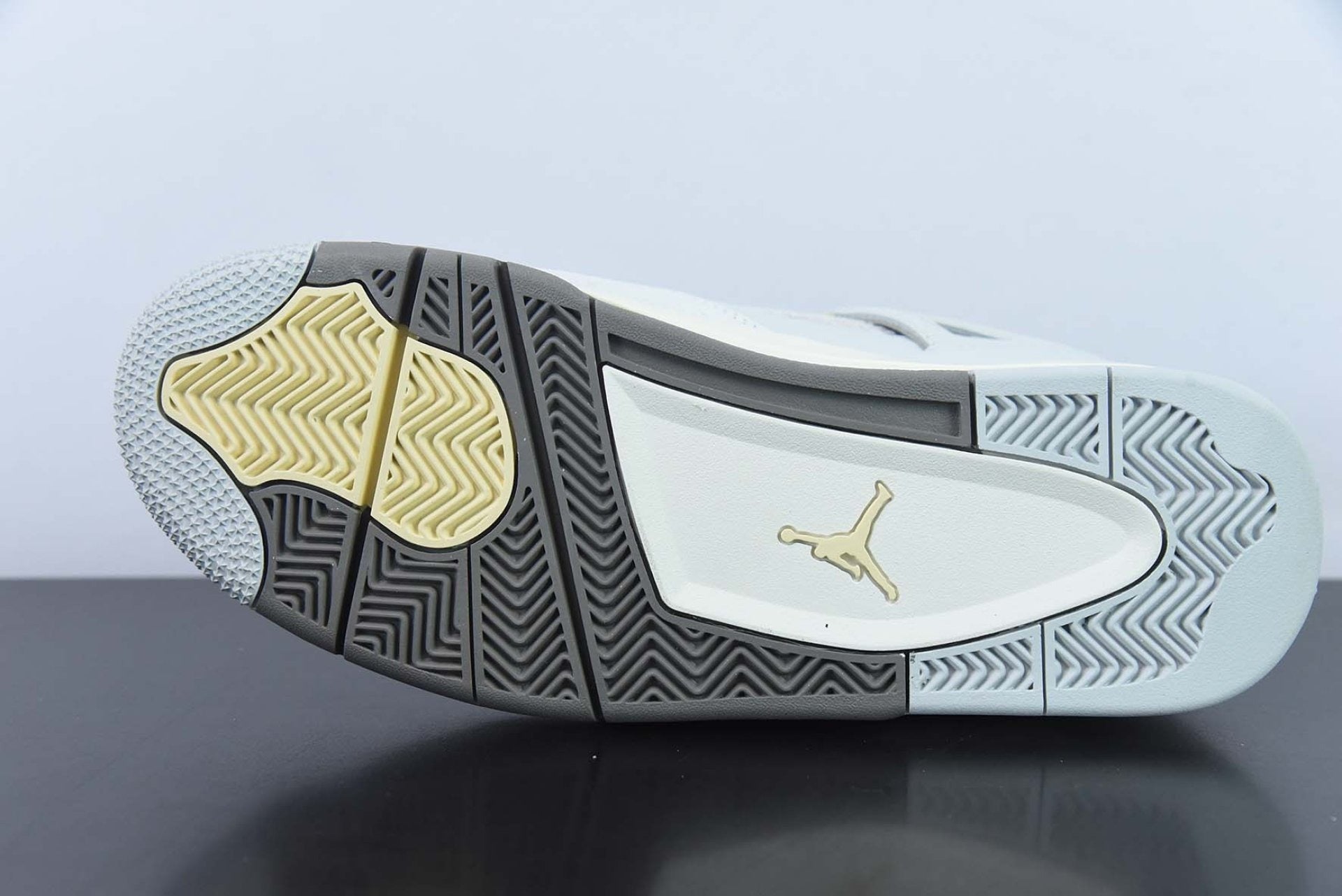 Air Jordan 4 Retro SE Craft Photon Dust