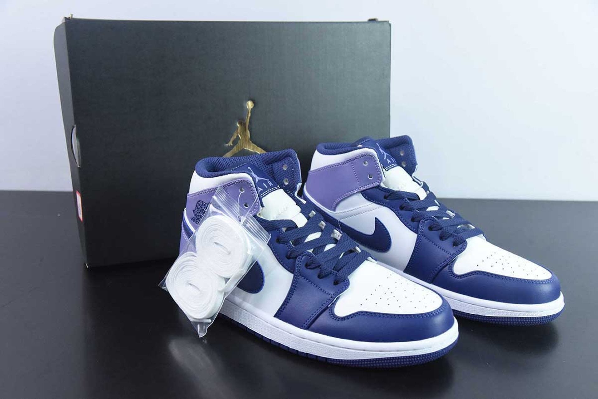 Air Jordan 1 Mid Blueberry