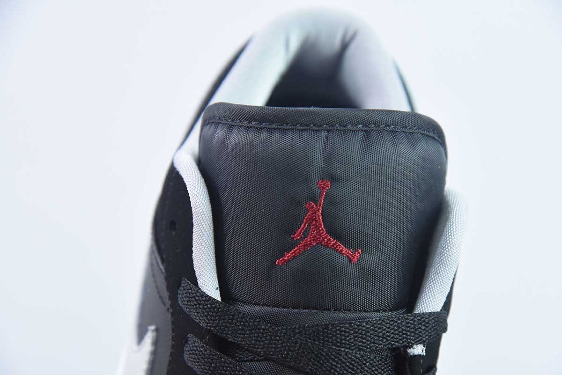 Air Jordan 1 Low Black Wolf Grey - Listinge