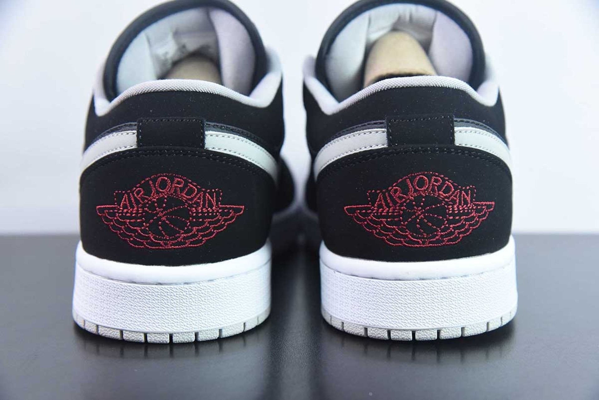 Air Jordan 1 Low Black Wolf Grey - Listinge