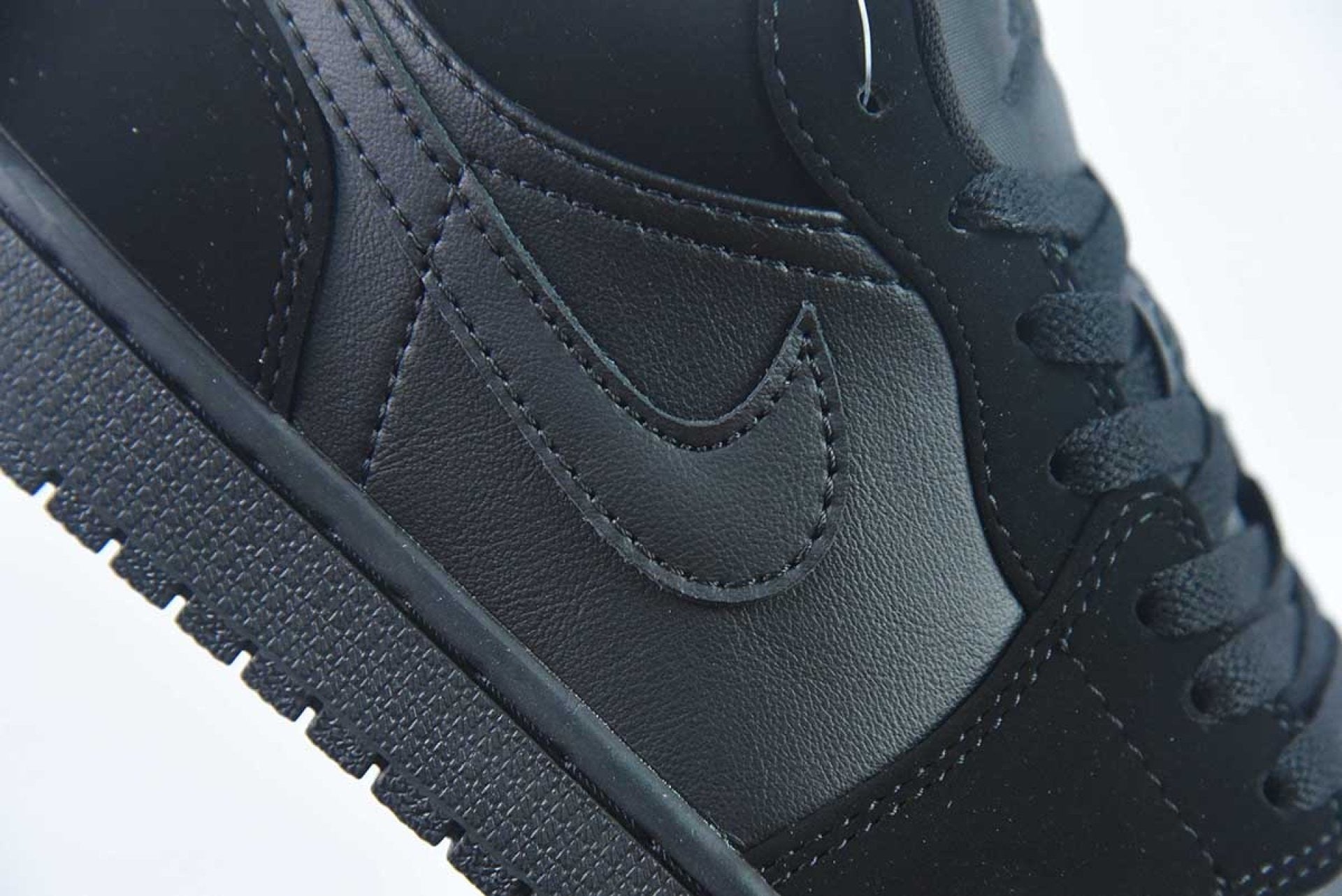 Air Jordan 1 Retro Low Triple Black