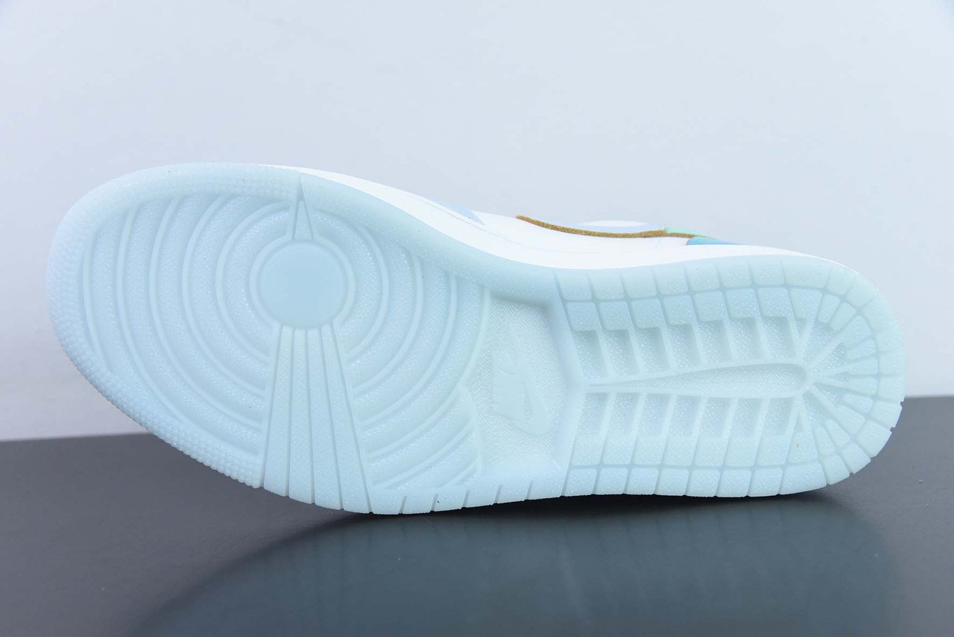 Air Jordan 1 Low SE Emerald Rise