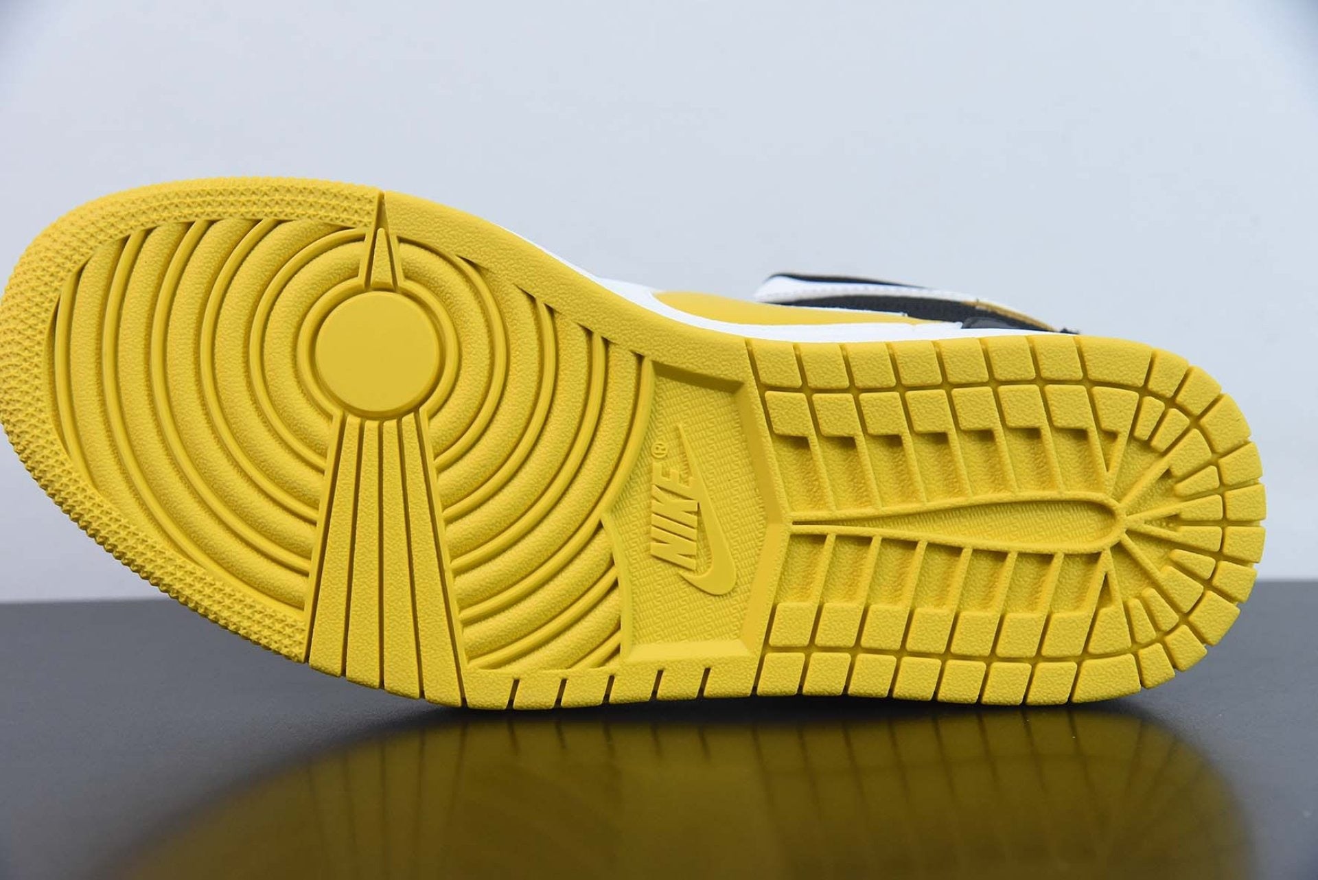 Air Jordan 1 Low FlyEase University Gold