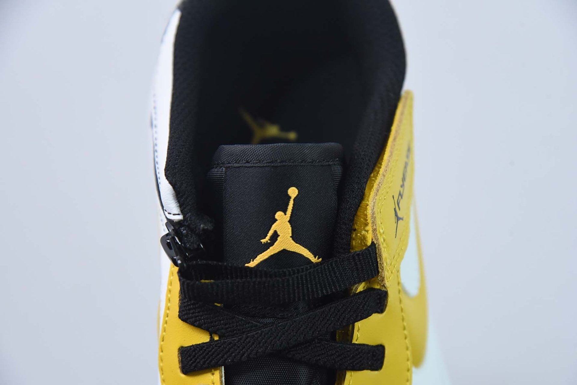 Air Jordan 1 Low FlyEase University Gold
