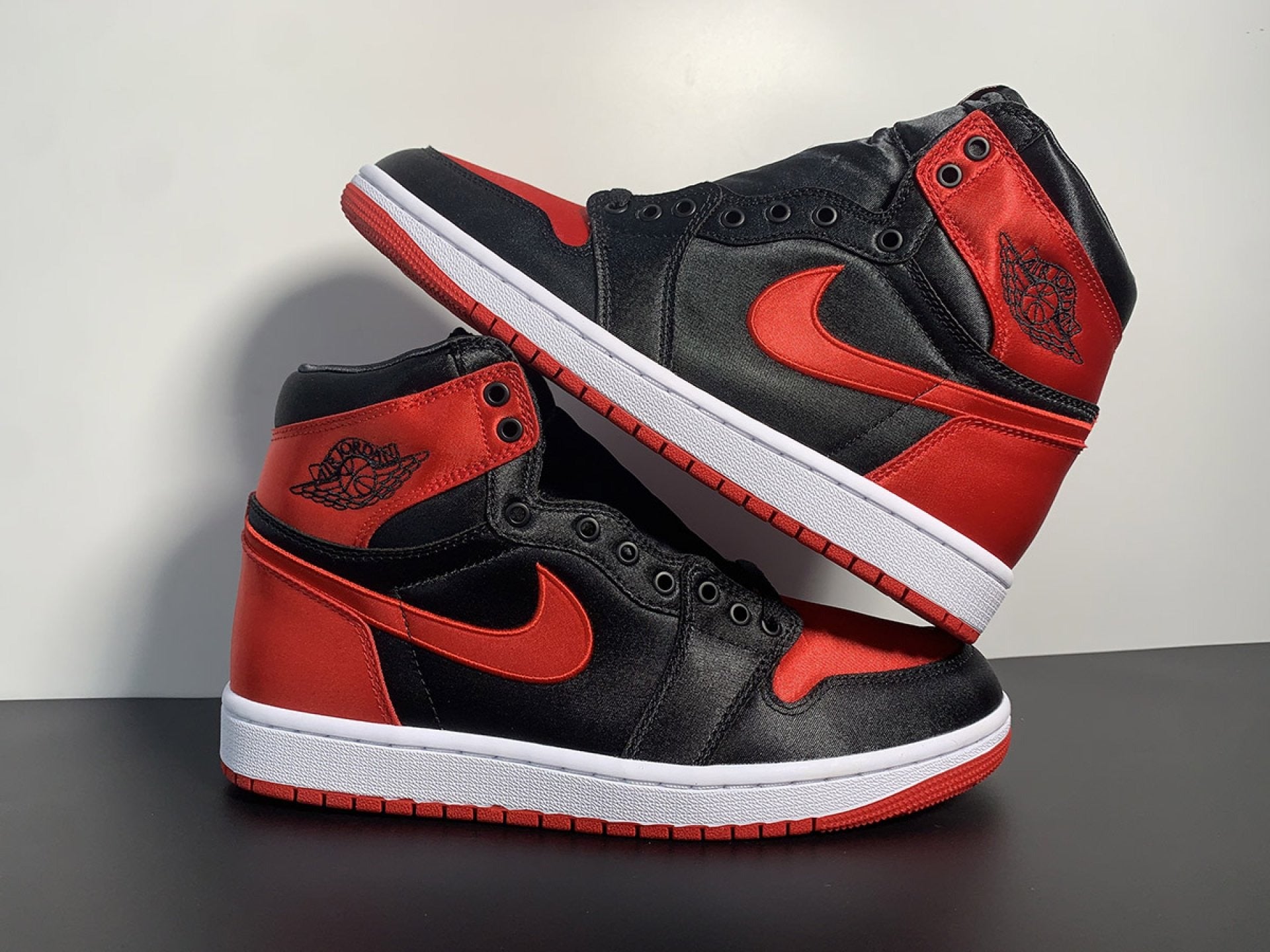 Air Jordan 1 Retro High OG Satin Bred