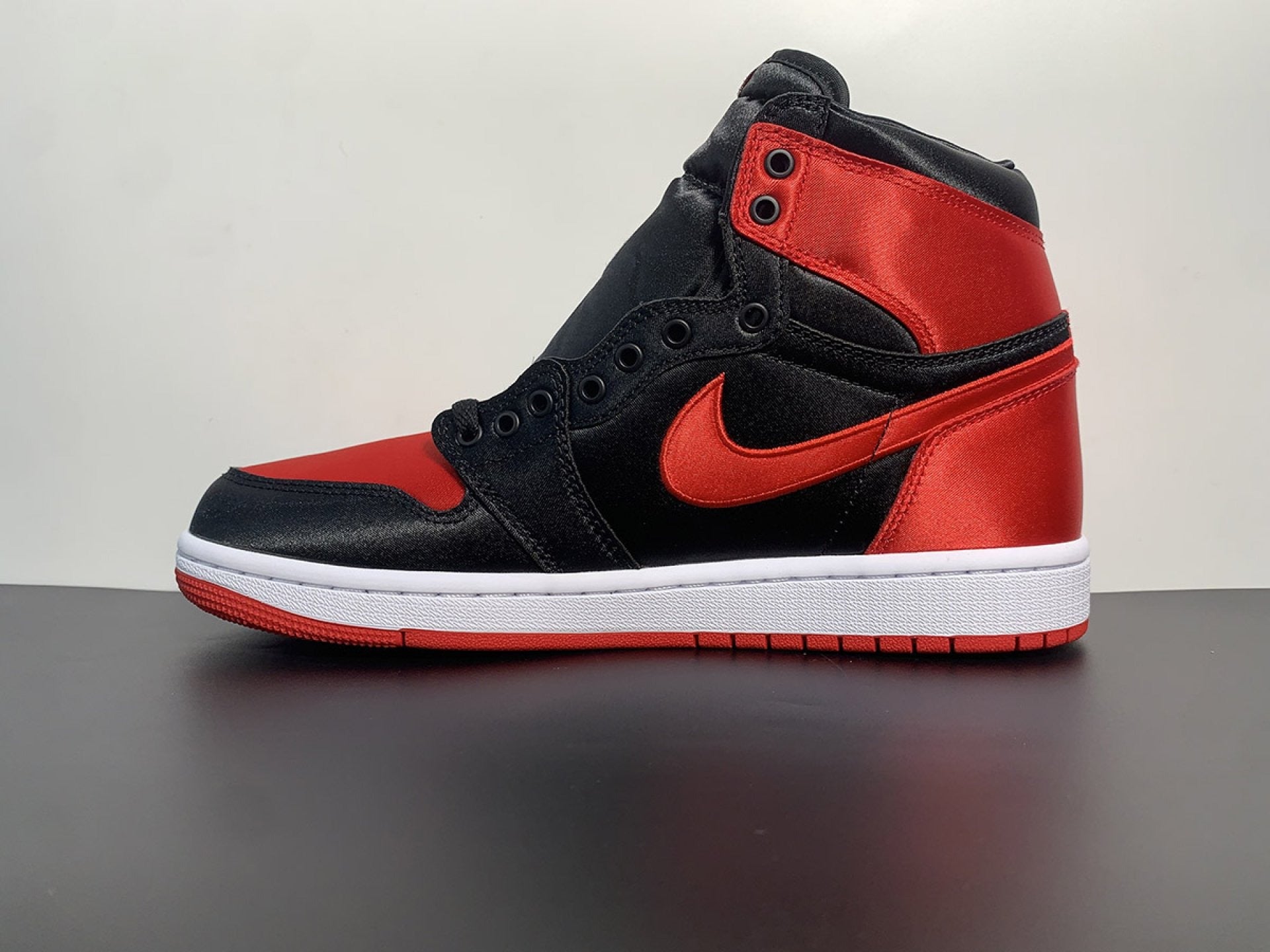 Air Jordan 1 Retro High OG Satin Bred