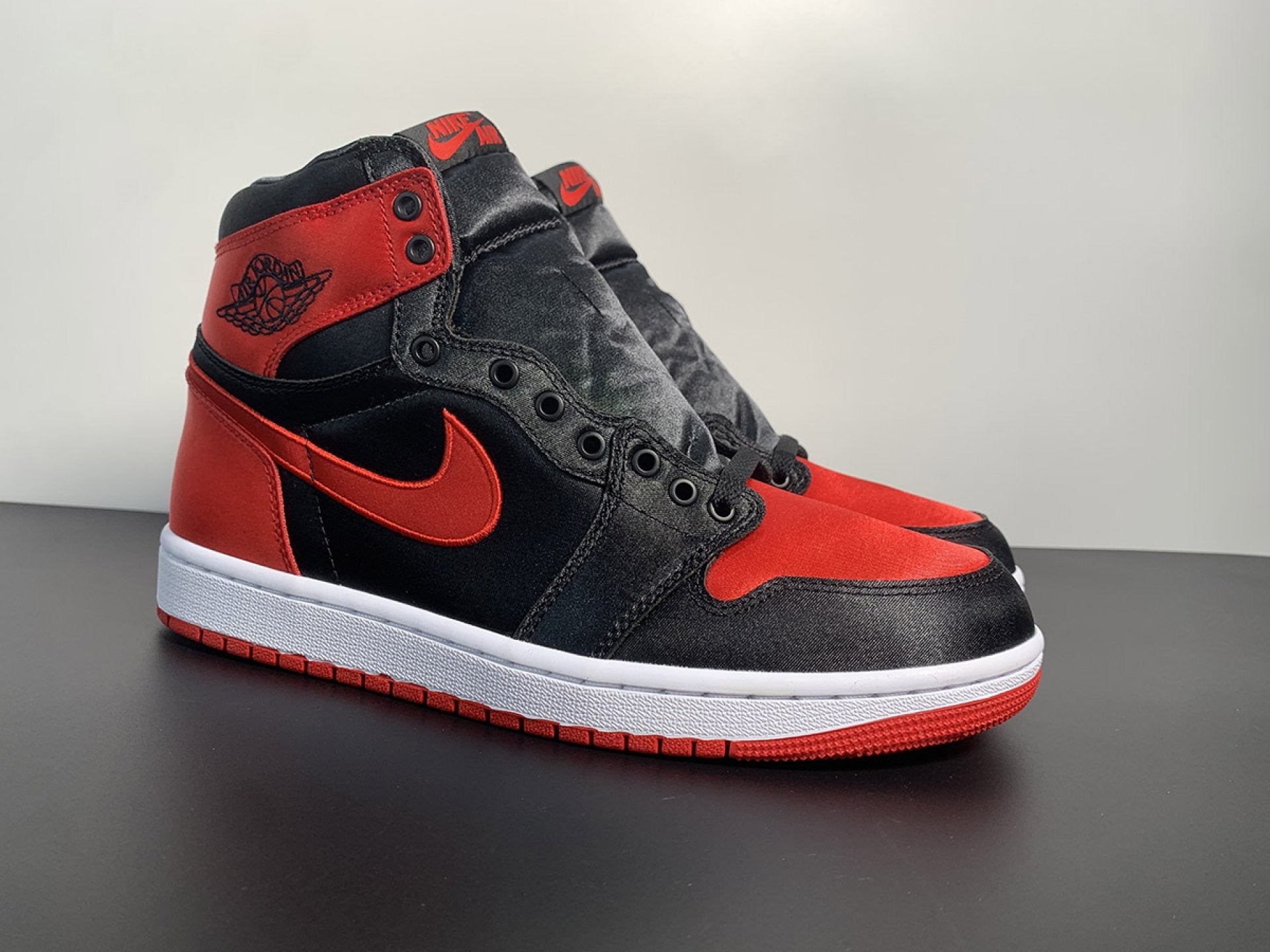 Air Jordan 1 Retro High OG Satin Bred