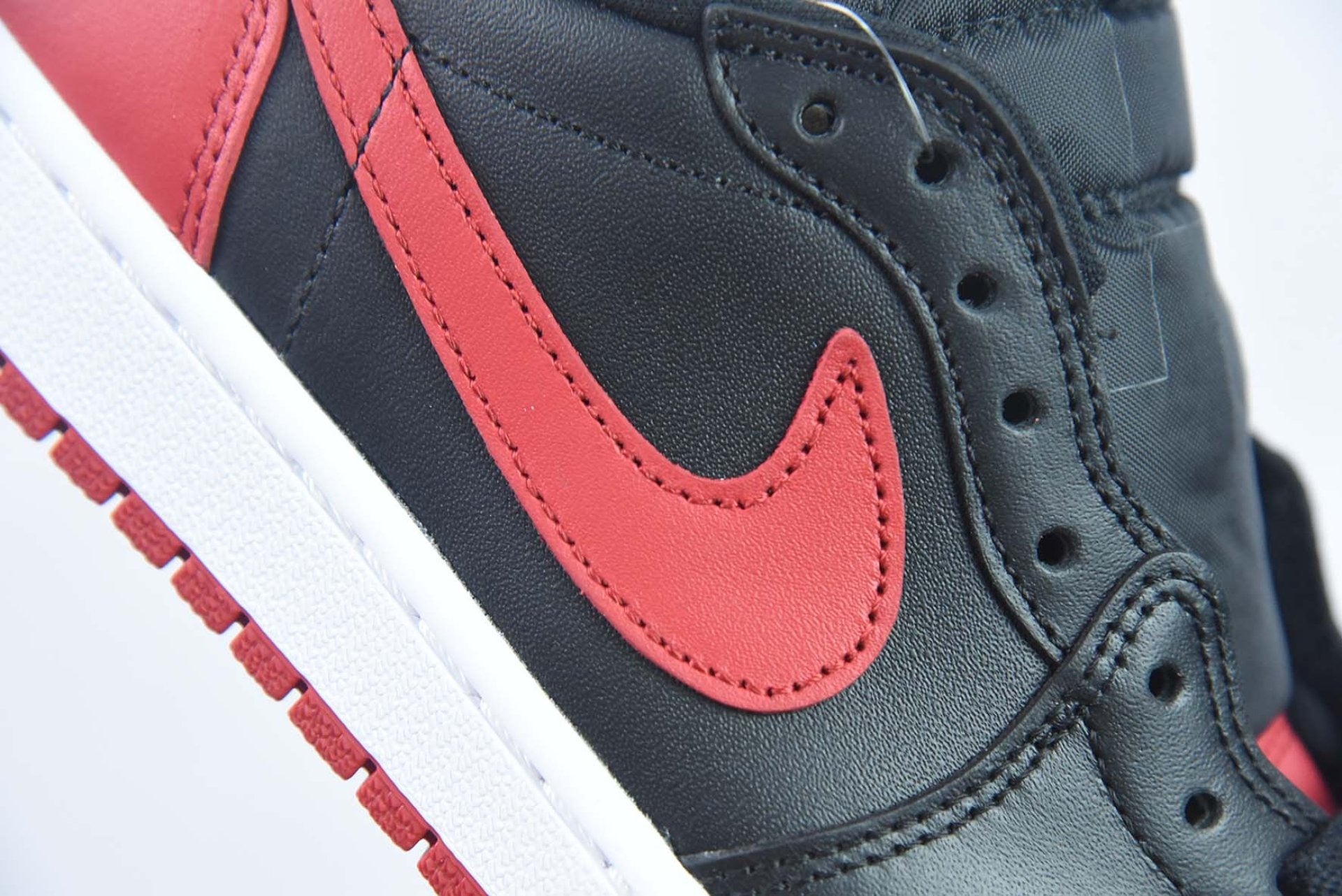 Air Jordan 1 Retro Low Bred