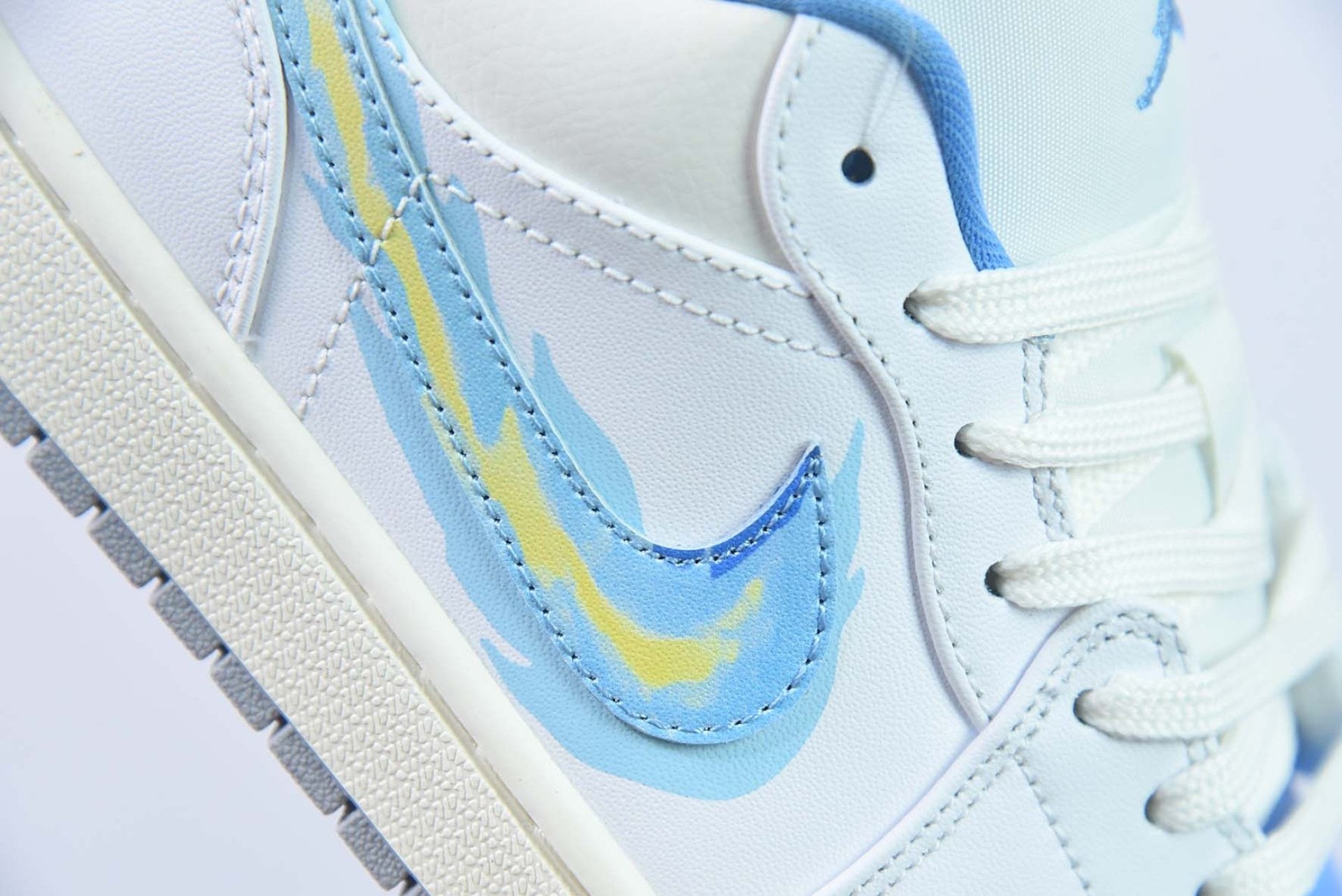 Air Jordan 1 Low “Born To Fly” Appears In University Blue