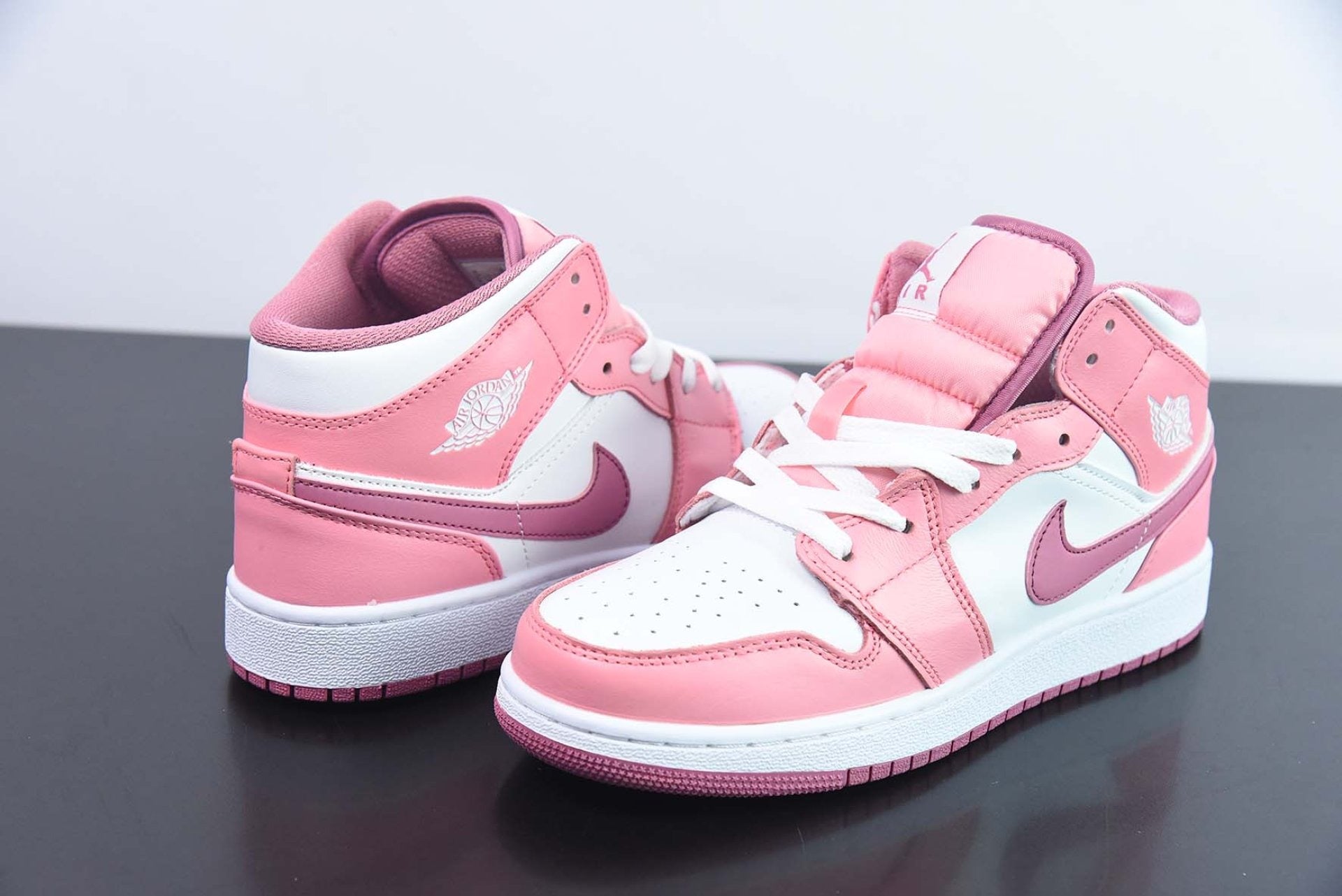 Air Jordan 1 Mid Valentine's Day