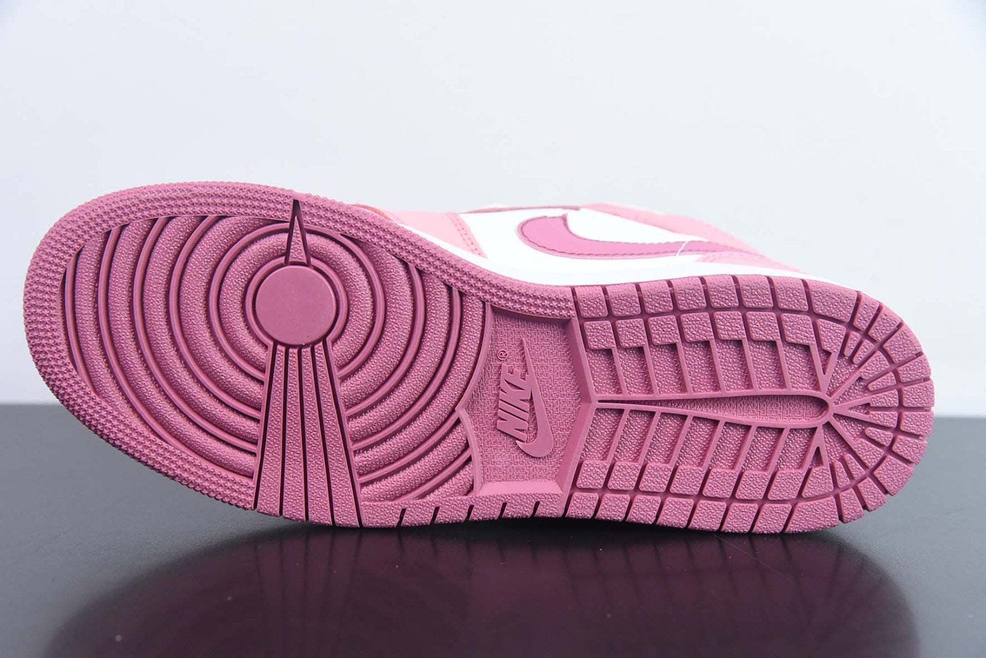 Air Jordan 1 Mid Valentine's Day